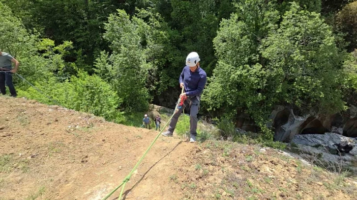 Yaşlarına bakmayıp kurdukları dernekle dağcılık eğitimi alıyorlar
