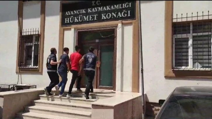 Yaşlı çifte kendilerini jandarma olarak tanıtan dolandırıcılar yakalandı
