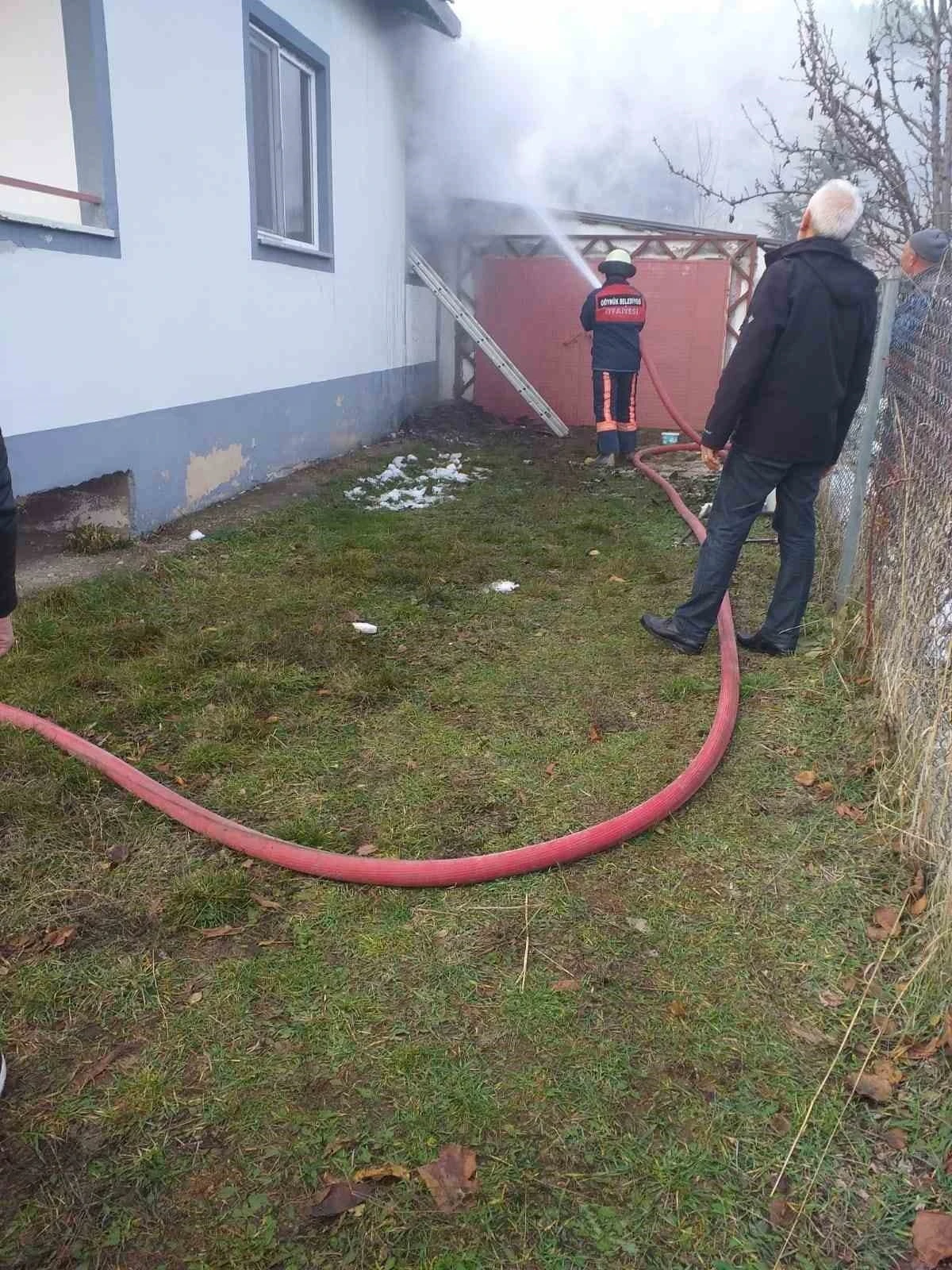 Yatak odasında çıkan yangınla az kalsın evi yanıyordu
