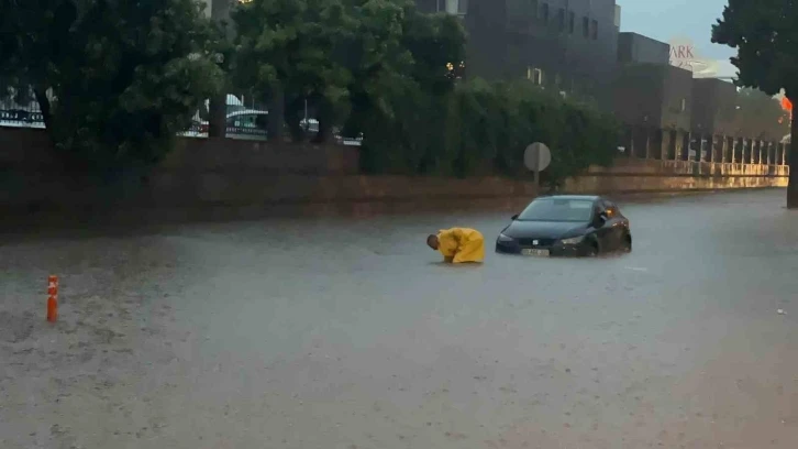 Yaz yağmurunun vurduğu Osmaniye’de araçlar suya gömüldü
