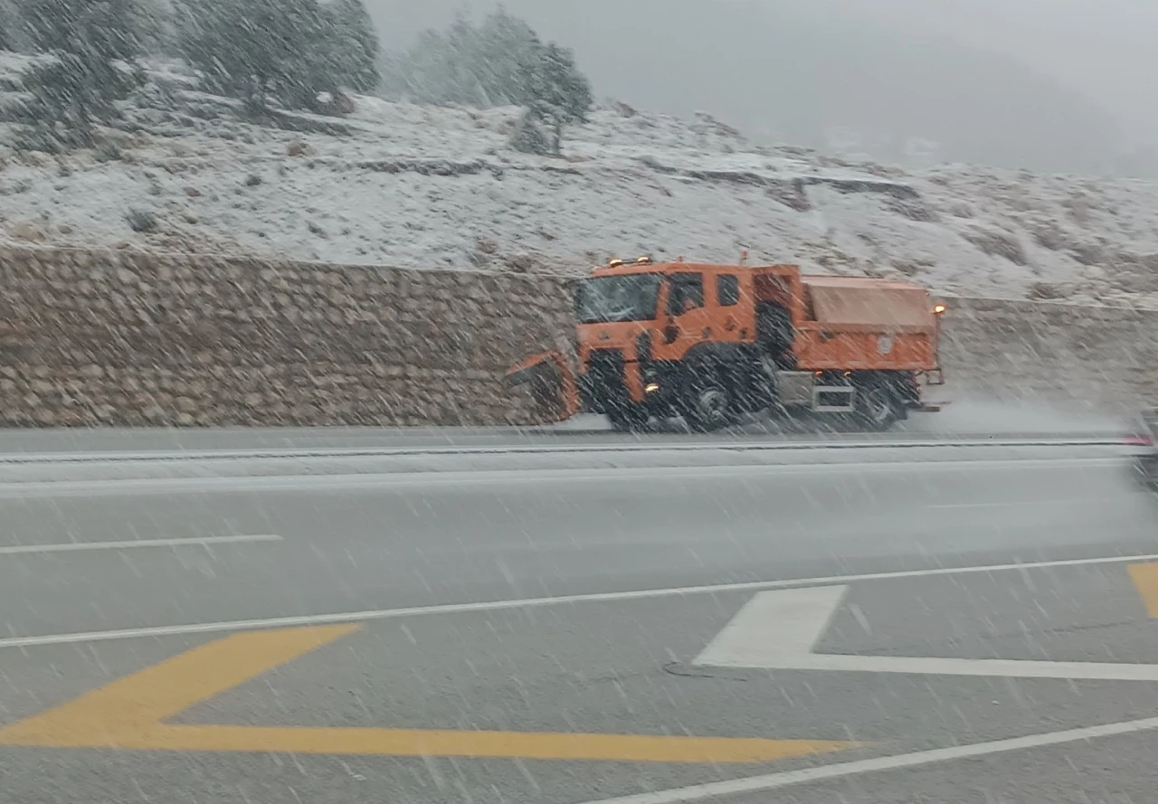 Yeni Konya Antalya Kara yolunda kar yağışı
