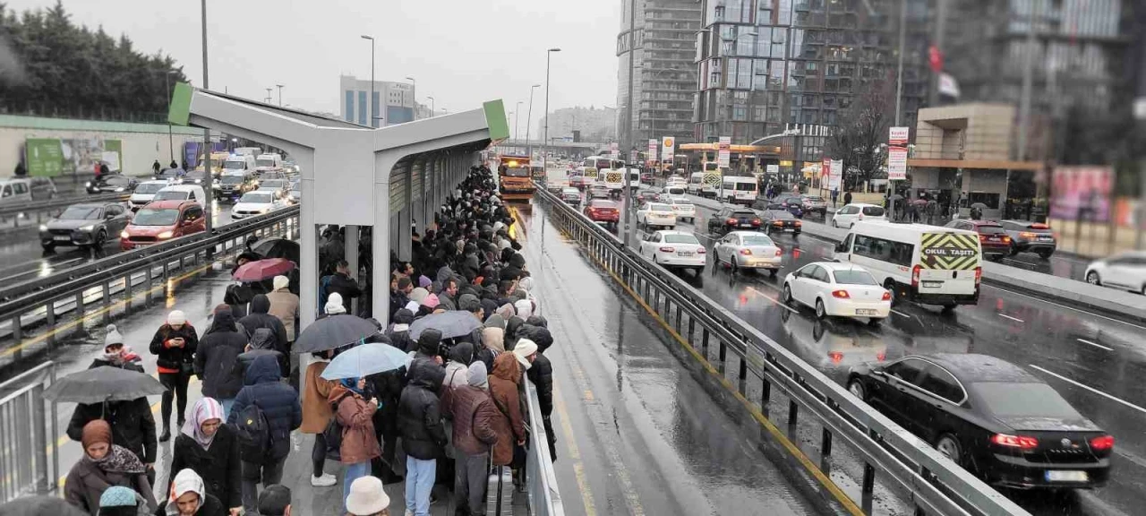 Yenibosna metrobüs durağında insan seli
