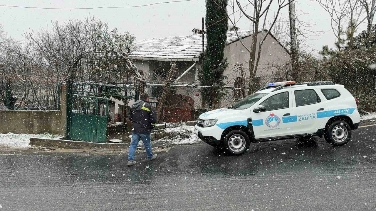 Yeraltındaki elektrik kabloları patladı, cadde trafiğe kapatıldı
