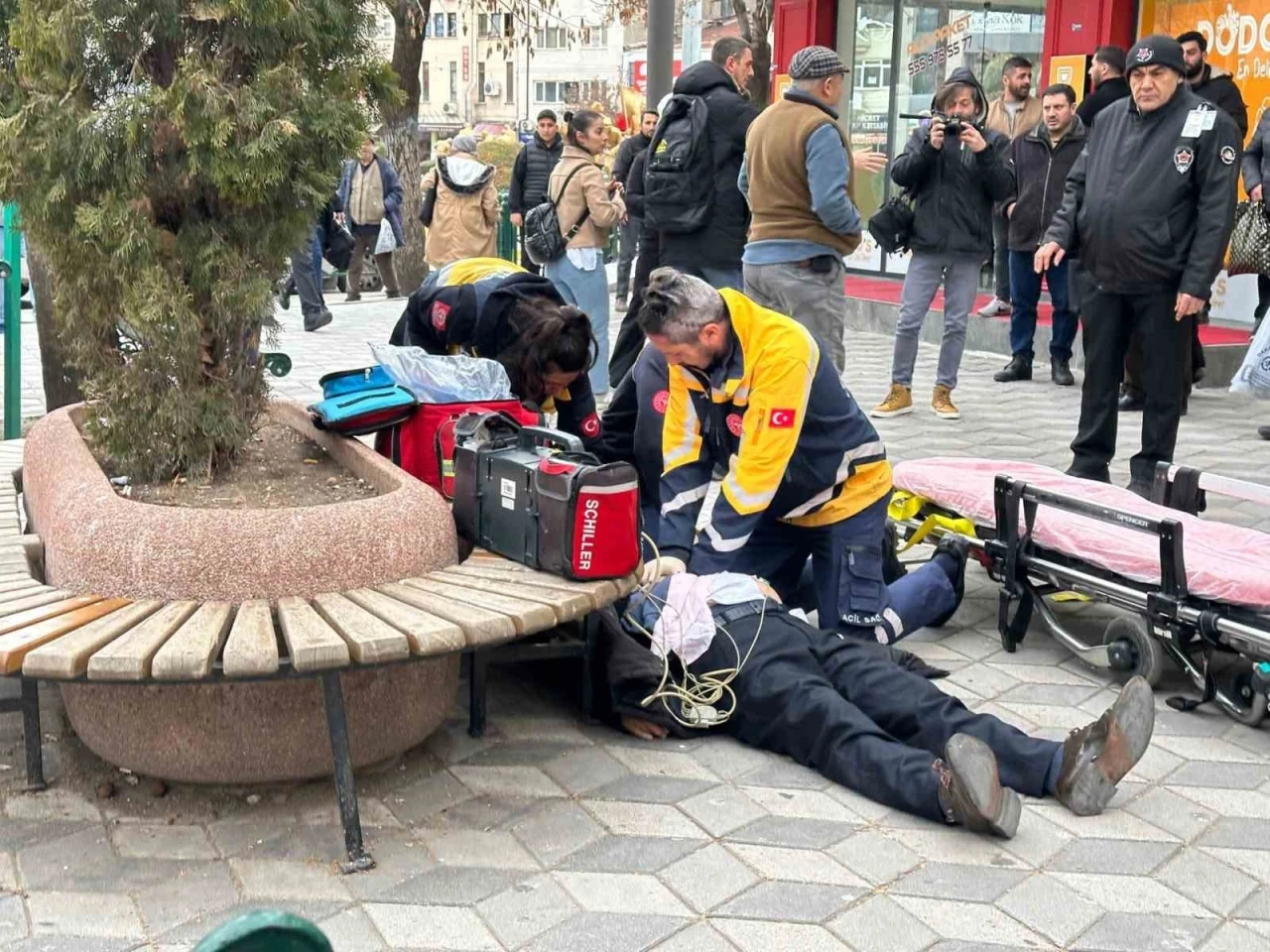 Yere yığılan yaşlı adama oradan geçen doktor müdahale etti, kalp masajı ile hayata döndü
