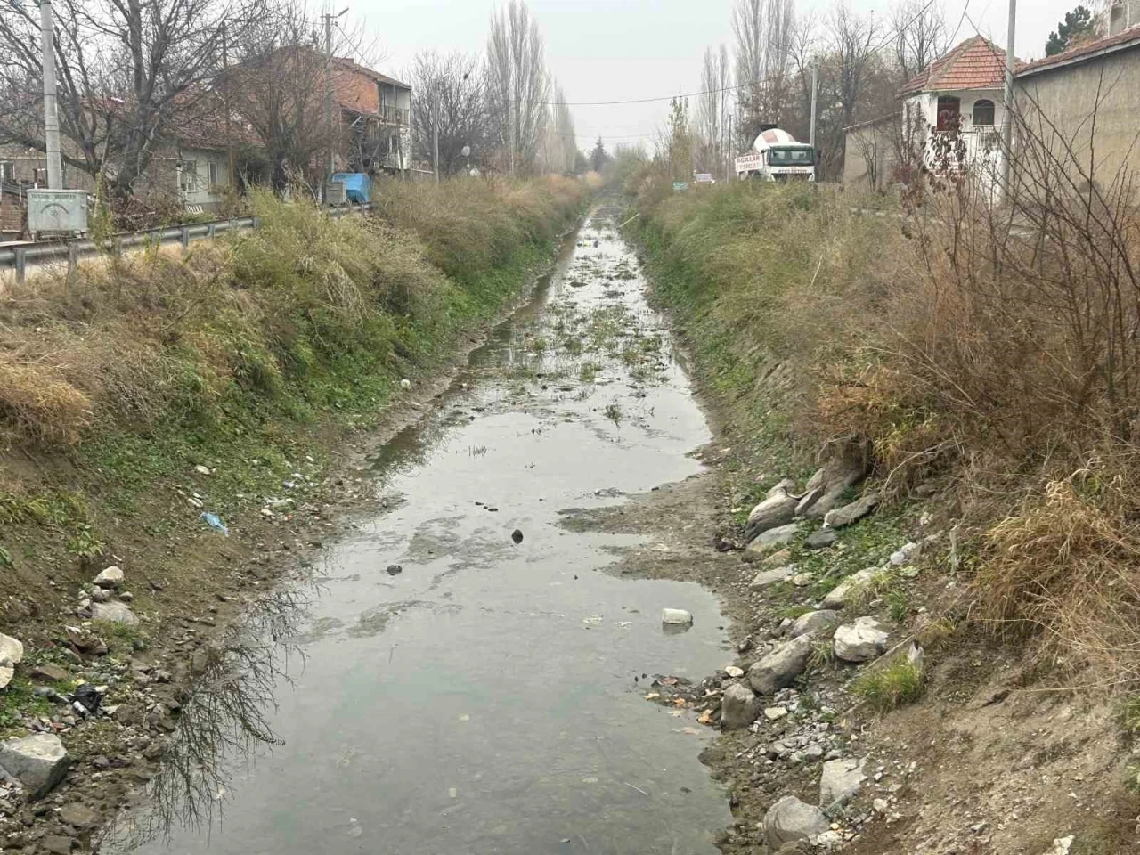 Yeşiltepe’te kanal çöplükten geçilmiyor
