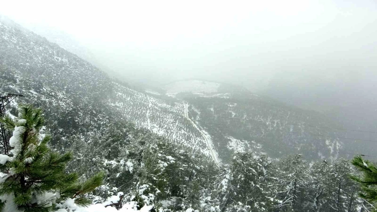 Yılanlı Dağı’nın kış manzarası mest etti
