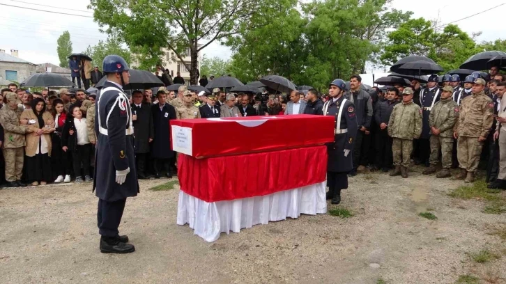 Yıldırım düşmesi sonucu şehit olan güvenlik korucusu gözyaşları arasında toprağa verildi
