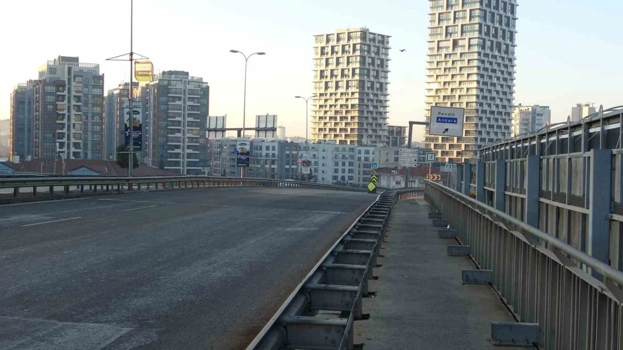 Yılın ilk gününde İstanbul’da yollar boş kaldı
