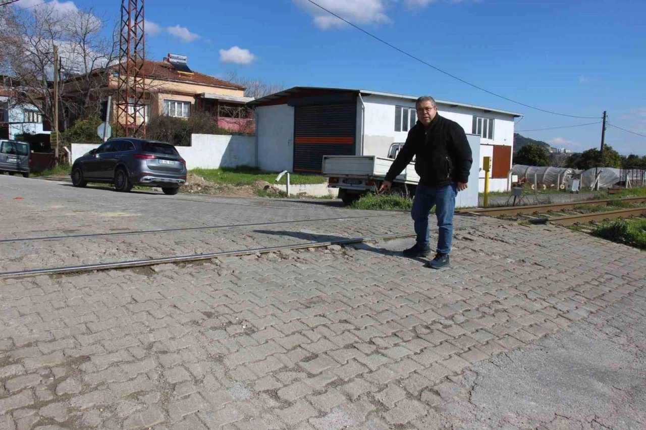 Yıllardır yapılmayan yol, hem çevre sakinleri hem sürücüleri korkutuyor
