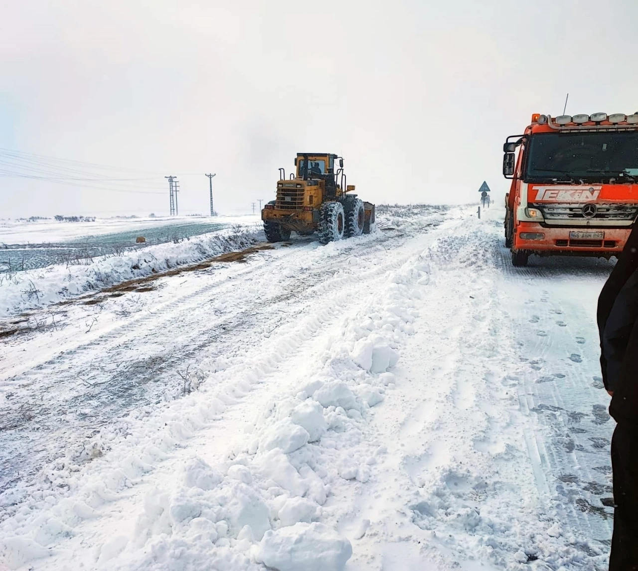 yoğun kar yağışı Alaca yolunda ulaşımda aksamalara neden oldu
