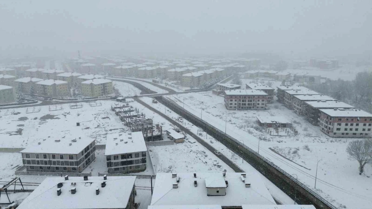 Yoğun kar yağışı esnafı vurdu
