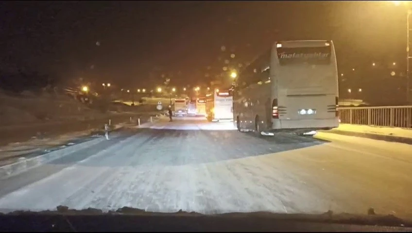 Yoğun kar yağışı nedeniyle Sivas’ta ulaşımda aksamalar yaşanıyor
