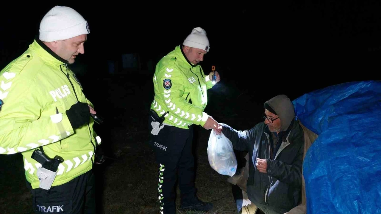 Yol kenarında çadırı fark eden polisler hayat kurtardı
