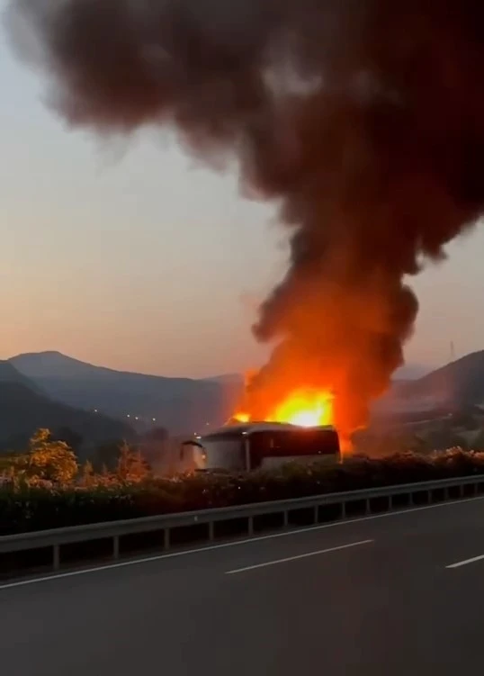 Yolcu otobüsü alev alev yandı, yolcular tahliye edildi
