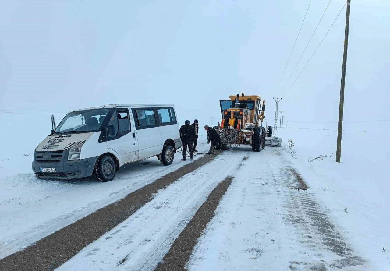 Yolda kalan araçlar belediye ekipleri tarafından kurtarıldı
