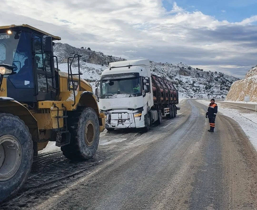 Yolda kalan araçları iş makineleri çekti
