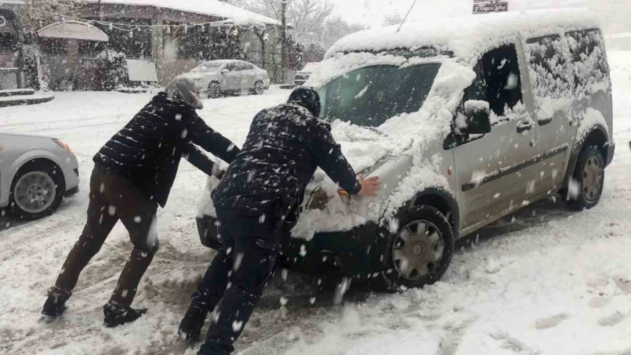 Yolda kalan sürücülerin imdadına jandarma yetişti
