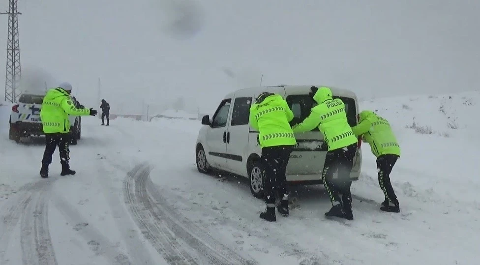 Yolda kalan sürücülerin imdadına polis yetişti
