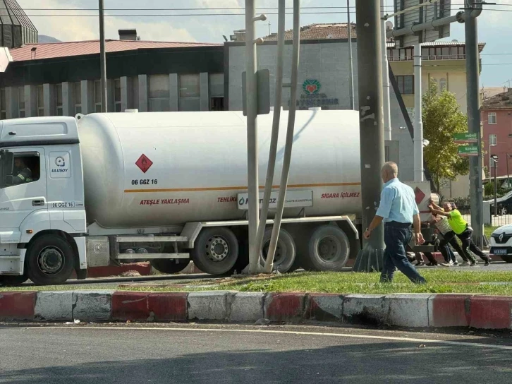 Yolda kalan yakıt tankerini imdadına polis ekipleri yetişti
