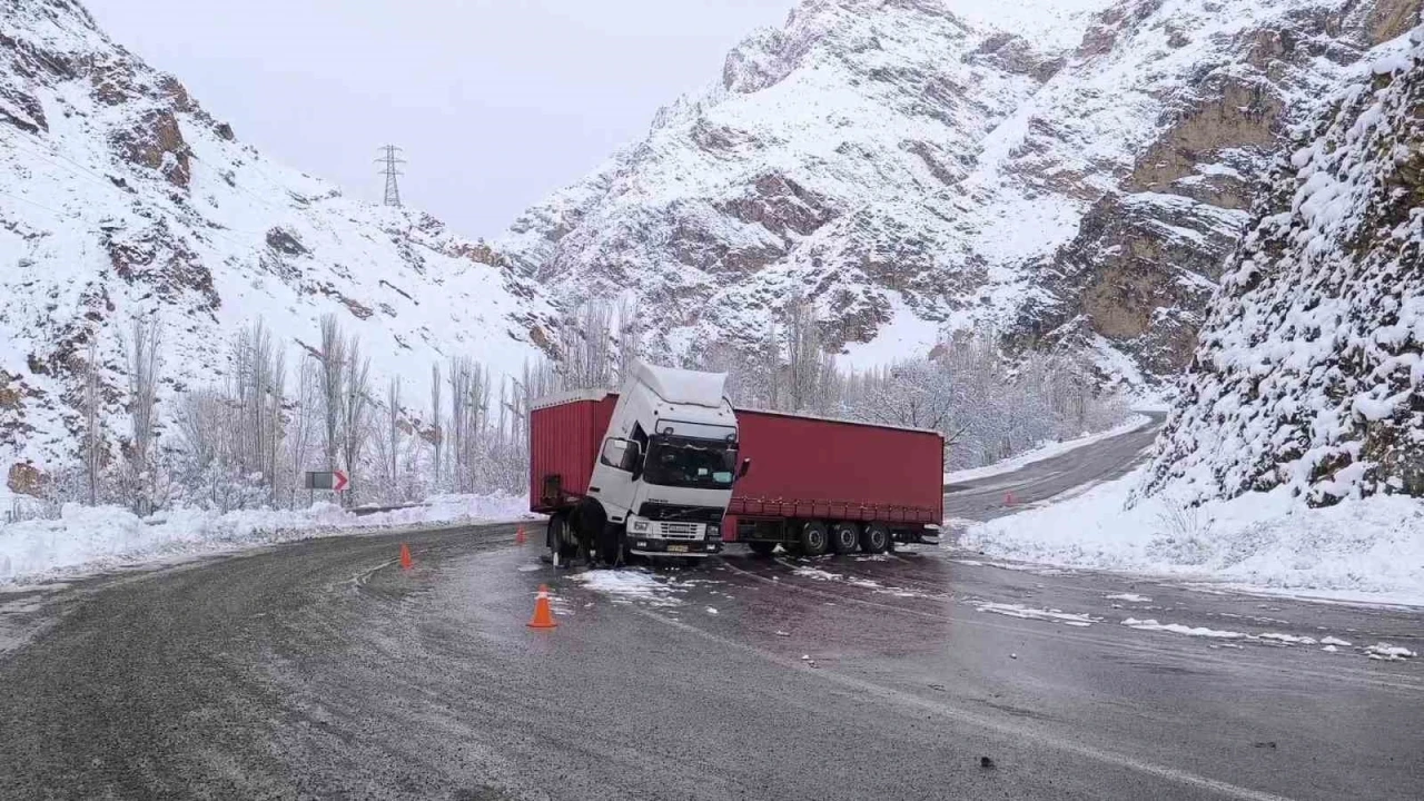 Yollarda kar ve buzlanma kazalara davetiye çıkarıyor
