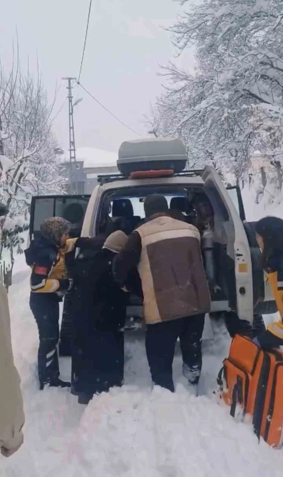 Yolu kapanan köydeki hasta kadın paletli ambulansla hastaneye ulaştırıldı
