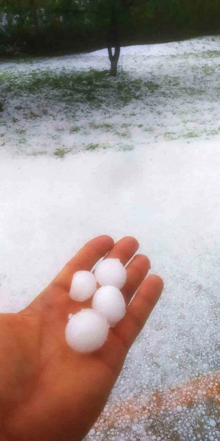 Yozgat’ta dolu etkili oldu, yollar beyaza büründü
