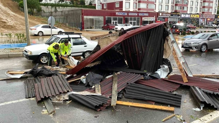 Yozgat’ta fırtına çatıları uçurdu
