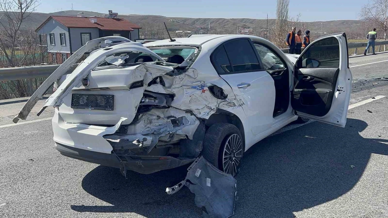 Yozgat’ta otomobiller kafa kafaya çarpıştı: 3’ü ağır 6 yaralı
