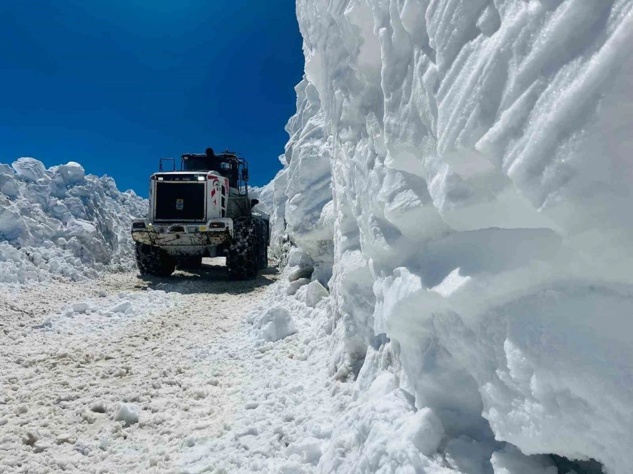 Yüksekova’da 3 metreyi bulan kar tünellerinde çalışma
