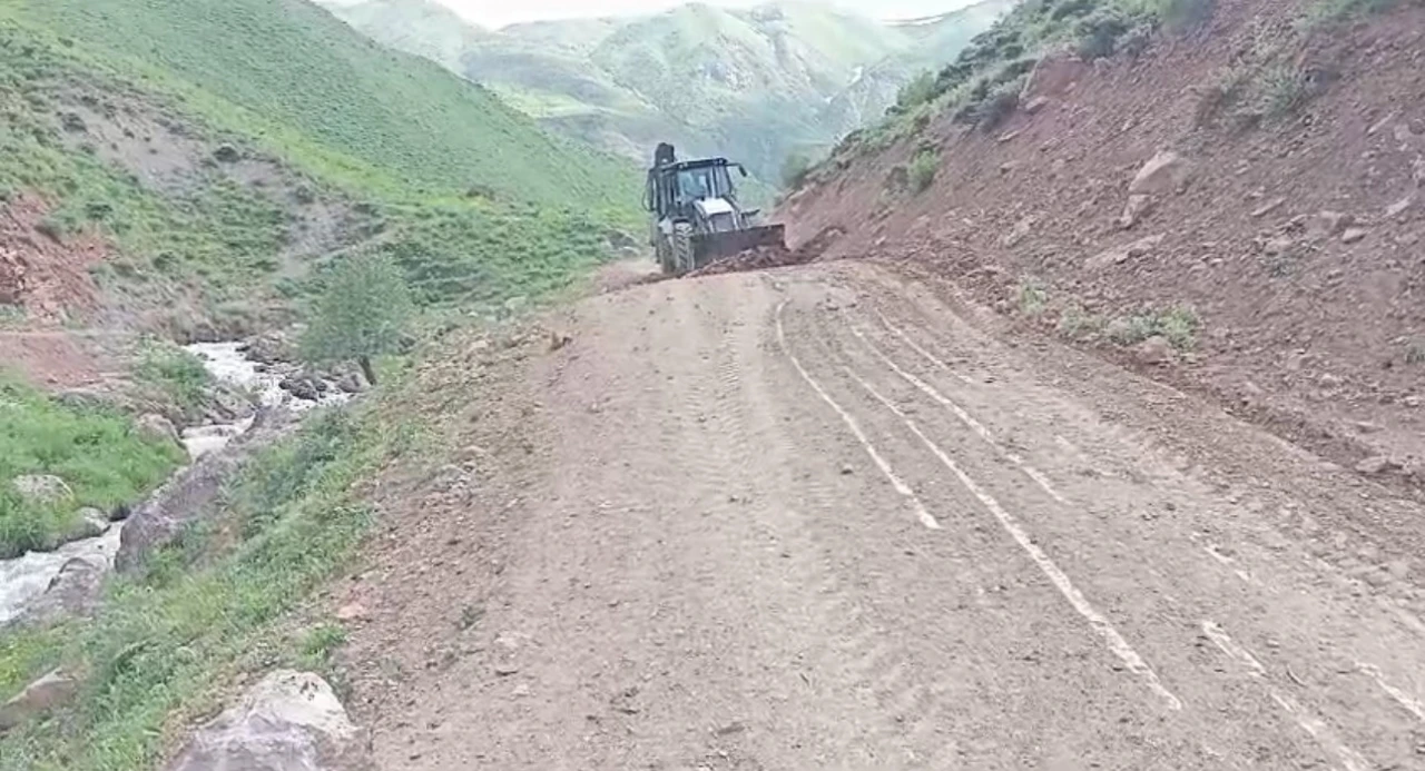 Yüksekova’nın köylerinin yol ve su kanalları yenileniyor
