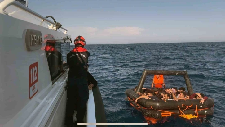 Yunanistan’ın Türk karasularına geri ittiği 27 düzensiz göçmen kurtarıldı
