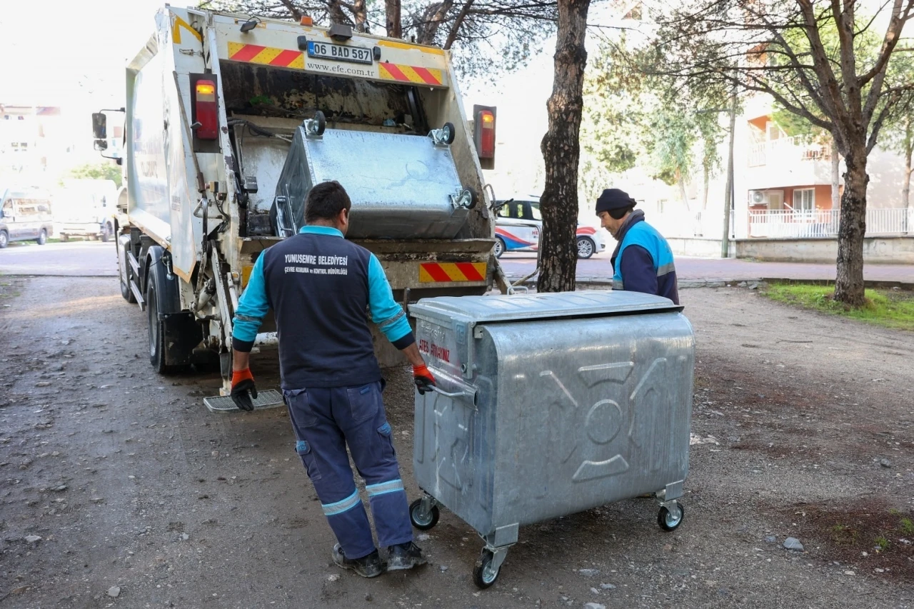 Yunusemre’de çöp konteynerleri yenileniyor
