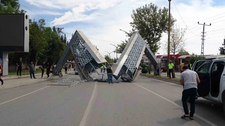 Yüzlerce aracın geçtiği yolda faciadan dönüldü
