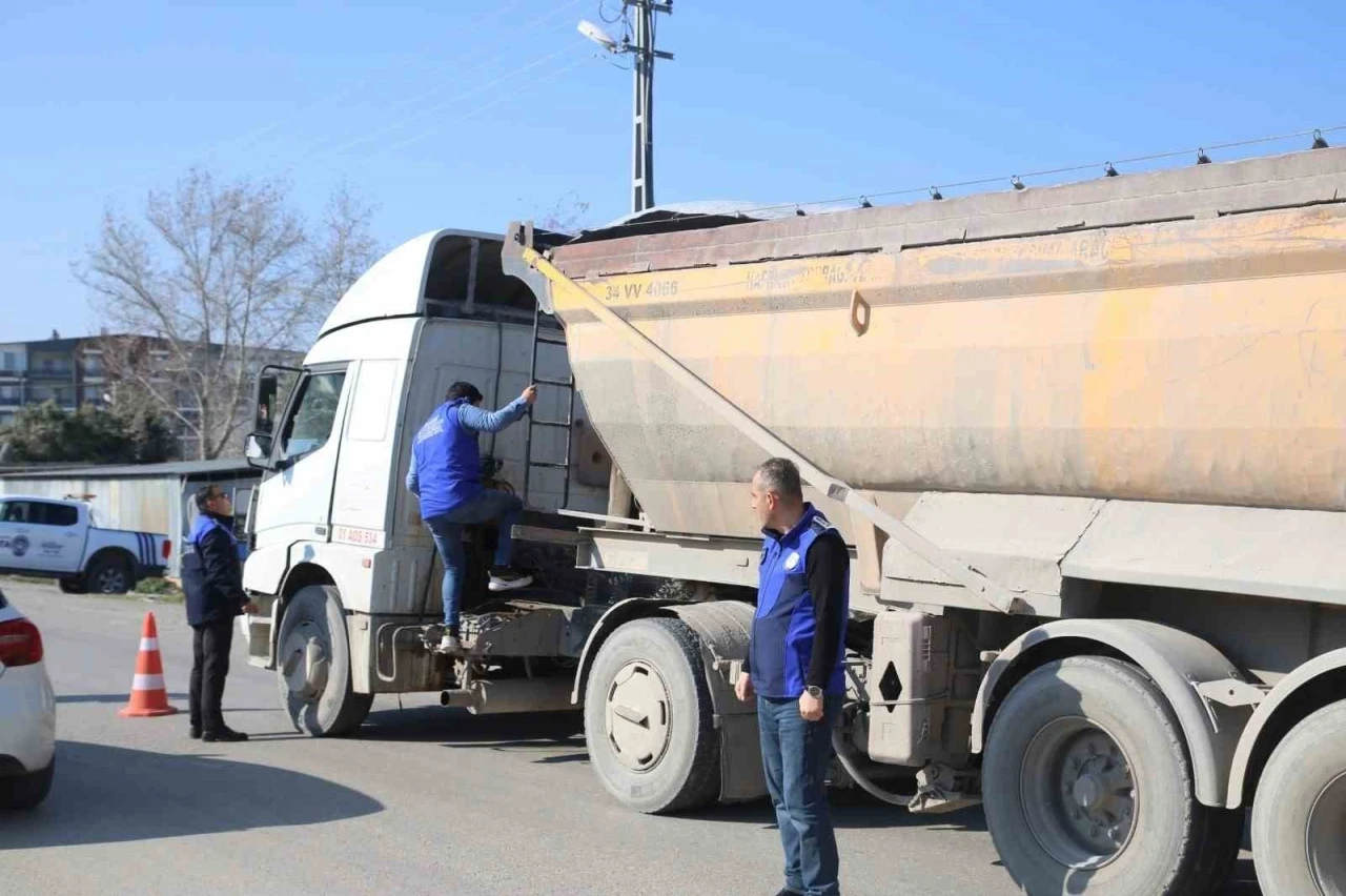 Zabıta ekipleri iş makinelerine ve ulaşım araçlarına yönelik denetimlerini sürdürüyor
