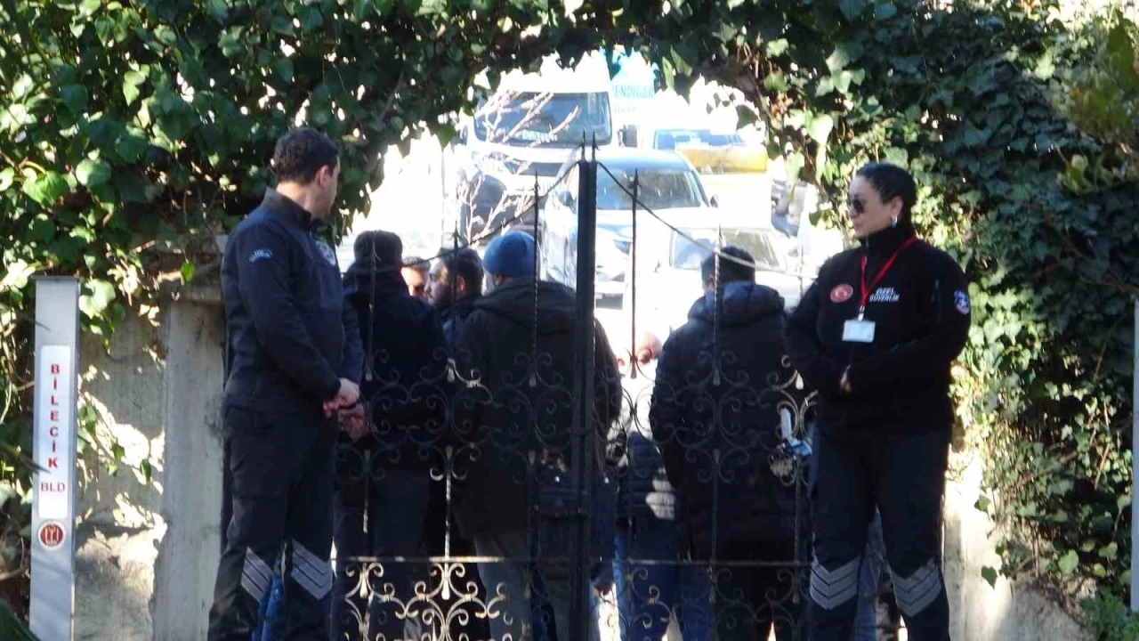 Zamların geri çekilmesine tepki gösteren minibüsçüleri belediye almamak için kapıya zincir vurdular
