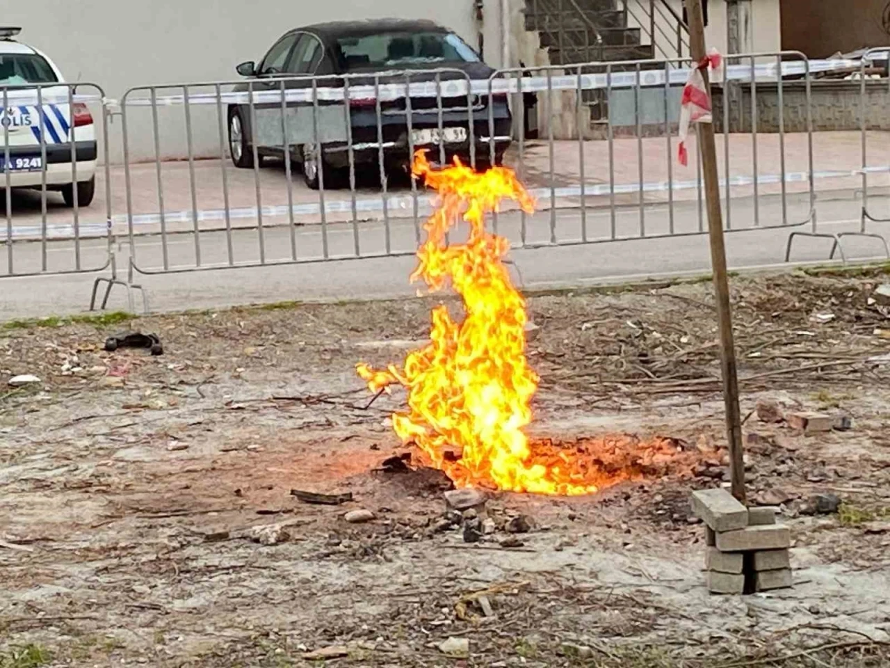 Zemin etüdü sırasında alevlenen metan gazı hala yanıyor
