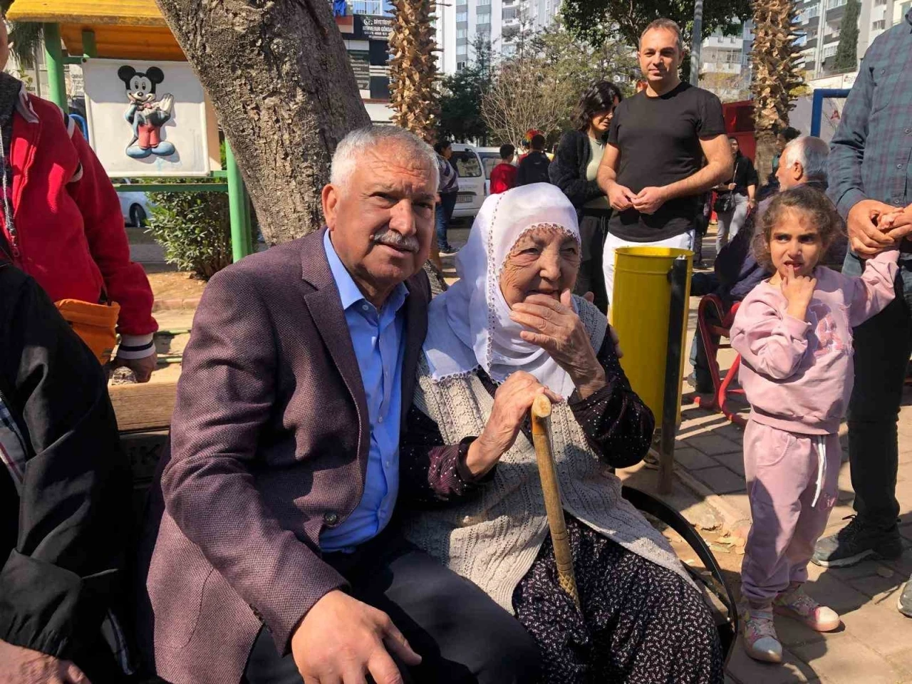 Zeydan Karalar ve eşi Nuray Karalar, CHP’nin Cumhurbaşkanı adayını belirlemek için oy kullandı
