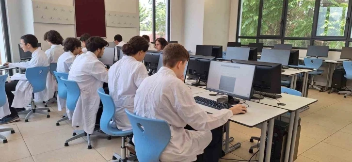 Zeytinburnu’nda bulunan Büyükyalı Mesleki ve Teknik Anadolu Lisesi yeni eğitim döneminde öğrencilerini bekliyor
