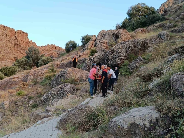 Ziyaretgahta düşerek yaralanan kadın hastaneye kaldırıldı
