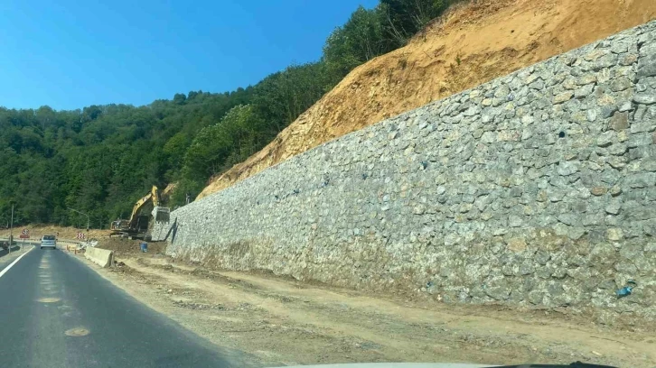 Zonguldak-Ereğli yolundaki heyelan sonrası çalışmalar devam ediyor
