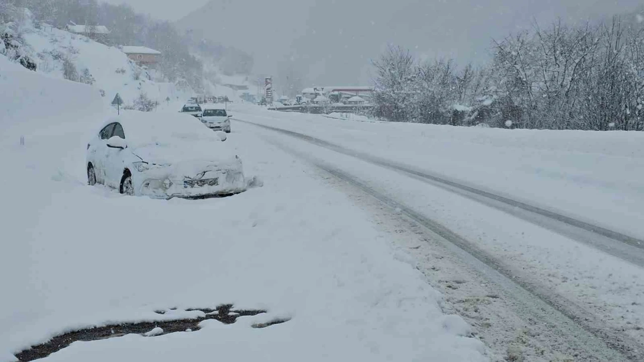 Zonguldak’ta kar yağışı etkisini sürdürüyor, 121 köy yoluna ulaşım sağlanamıyor
