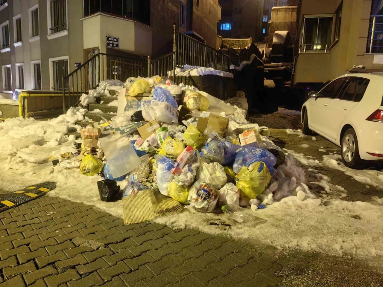 Zonguldak’ta toplanmayan çöpler tepkilere neden oldu
