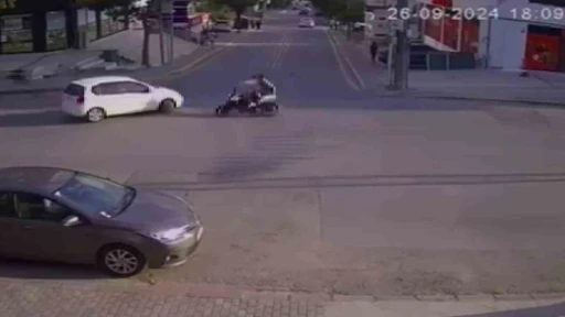 2 kişinin yaralandığı otomobil ile motosiklet kazası kameraya yansıdı
