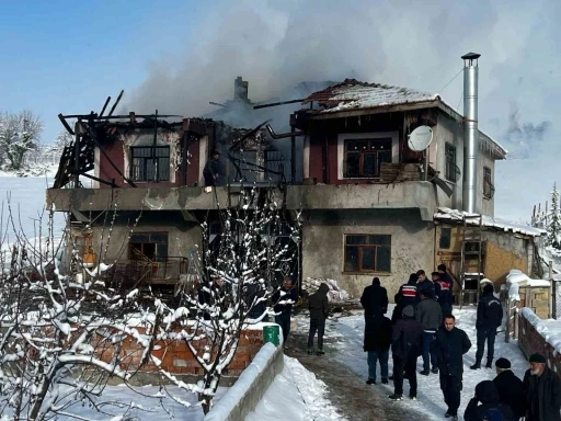 4 kişilik ailenin yaşadığı ev yangında kullanılamaz hale geldi
