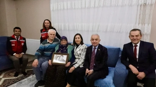 57 yıl bir yastığa baş koydular
