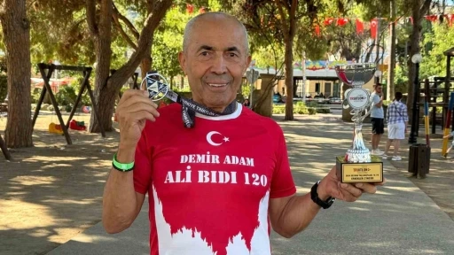 75 yaşındaki Demir Adam, Alanya Triatlonu’ndan 1 kupa ve 1 madalya ile döndü
