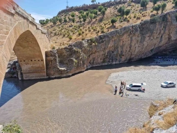 Açılan HES kapakları piknikçileri mahsur bıraktı
