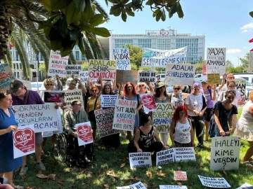 Adalar sakinlerinden İBB önünde &quot;azmanbüsleri istemiyoruz&quot; eylemi
