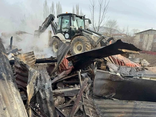 Adana’da ahşap ev tamamen yandı
