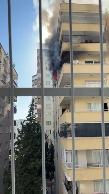 Adana’da apartman dairesinde korkutan yangın
